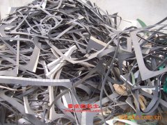 陸霸LB5241CCQAX33倉(cāng)柵式運(yùn)輸車用的康明斯ISDe270 30發(fā)動(dòng)機(jī)的保養(yǎng)及配件